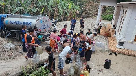 Wujud Kepedulian Lingkungan, PT Krakatau Steel Group Salurkan Bantuan 5.000 Liter Air Bersih di Bojonegara