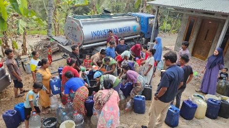 Wujud Kepedulian Lingkungan, PT Krakatau Steel Group Salurkan Bantuan 5.000 Liter Air Bersih di Bojonegara