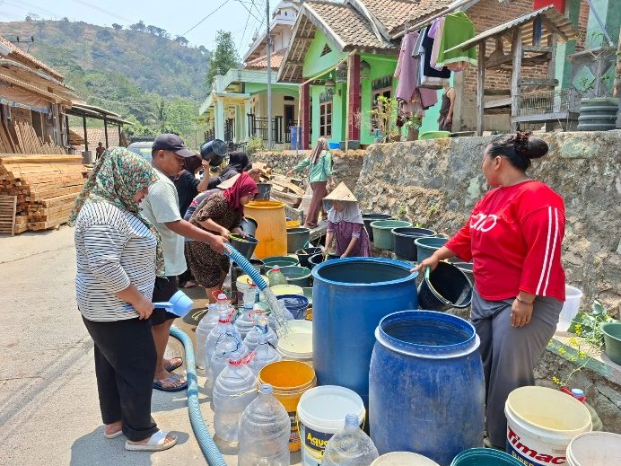 PT Krakatau Tirta Industri Salurkan 360.000 Liter Air Bersih Berkelanjutan untuk Desa Pasauran dan Umbul Tanjung