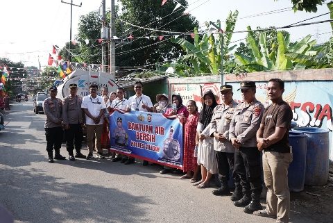 Bantu Warga Terdampak Kekeringan, PT Krakatau Steel Group Salurkan 10.000 Liter Air Bersih ke Suralaya