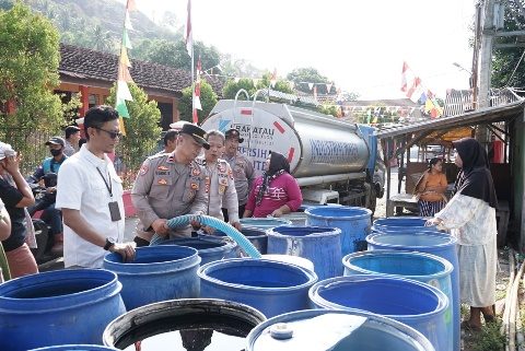 Bantu Warga Terdampak Kekeringan, PT Krakatau Steel Group Salurkan 10.000 Liter Air Bersih ke Suralaya