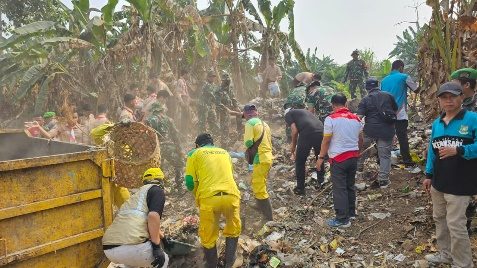 Semarak HUT RI Ke-81, PT Krakatau Steel Group Gelar Karya Bakti TNI Bersama Warga Kebonsari
