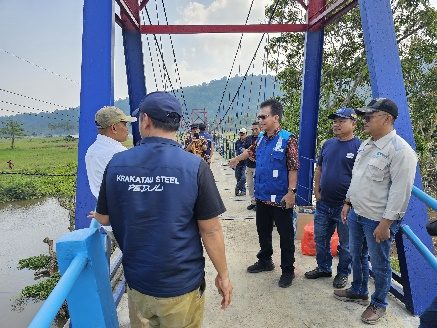 PT Krakatau Steel Group Tinjau Hasil Renovasi Jembatan Cidanau Penghubung Poros Desa Cikolelet