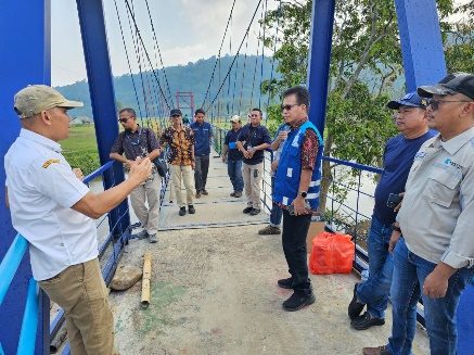PT Krakatau Steel Group Tinjau Hasil Renovasi Jembatan Cidanau Penghubung Poros Desa Cikolelet