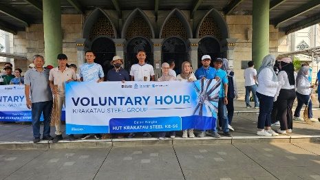 Semangat HUT Ke-56, Karyawan Krakatau Steel Group Gelar Aksi Sosial Voluntary Hours di Masjid Agung Cilegon